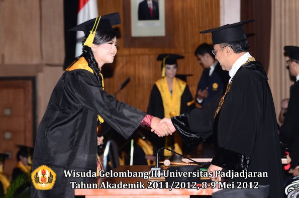 wisuda-unpad-gel-iii-2011_2012-fakultas-ilmu-komunikasi-oleh-rektor-050