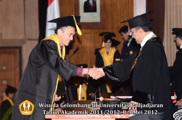 wisuda-unpad-gel-iii-2011_2012-fakultas-ilmu-komunikasi-oleh-rektor-053