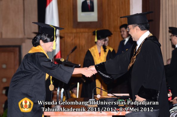 wisuda-unpad-gel-iii-2011_2012-fakultas-ilmu-komunikasi-oleh-rektor-054