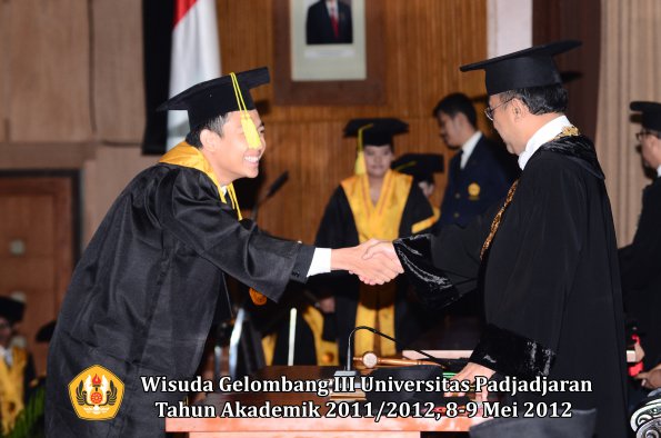 wisuda-unpad-gel-iii-2011_2012-fakultas-ilmu-komunikasi-oleh-rektor-060