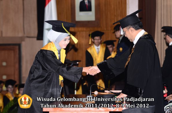 wisuda-unpad-gel-iii-2011_2012-fakultas-ilmu-komunikasi-oleh-rektor-075