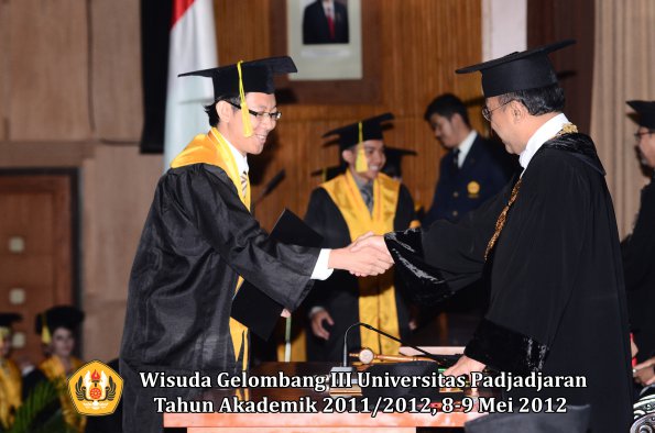 wisuda-unpad-gel-iii-2011_2012-fakultas-ilmu-komunikasi-oleh-rektor-076