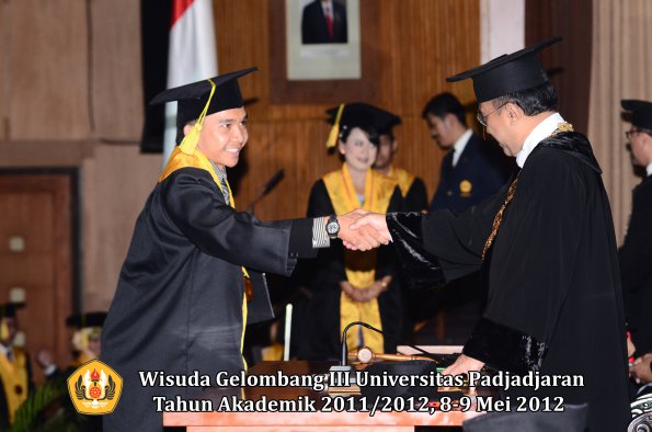 wisuda-unpad-gel-iii-2011_2012-fakultas-ilmu-komunikasi-oleh-rektor-077