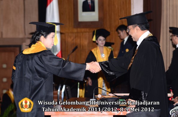 wisuda-unpad-gel-iii-2011_2012-fakultas-ilmu-komunikasi-oleh-rektor-082