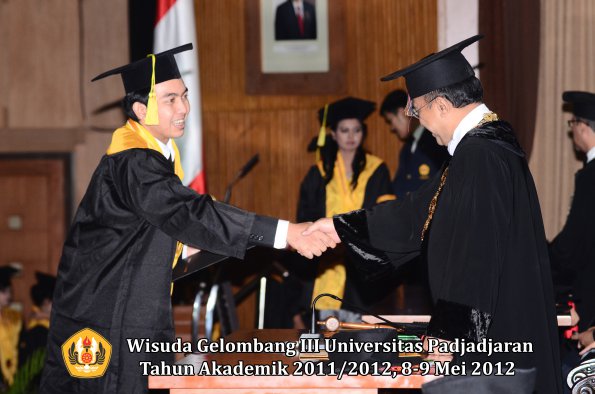 wisuda-unpad-gel-iii-2011_2012-fakultas-ilmu-komunikasi-oleh-rektor-085