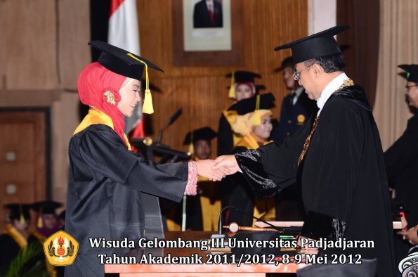 wisuda-unpad-gel-iii-2011_2012-fakultas-ilmu-komunikasi-oleh-rektor-087
