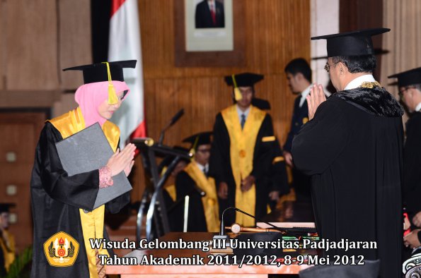 wisuda-unpad-gel-iii-2011_2012-fakultas-ilmu-komunikasi-oleh-rektor-102