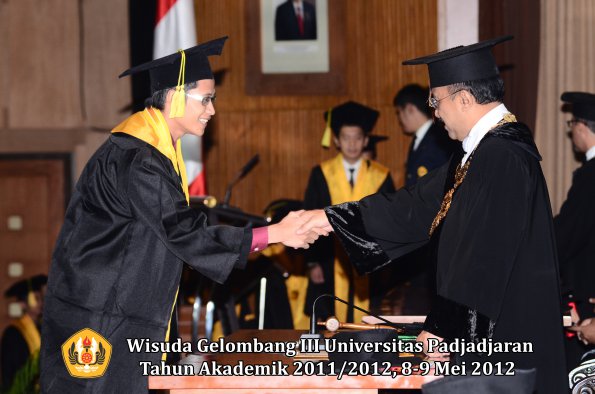 wisuda-unpad-gel-iii-2011_2012-fakultas-ilmu-komunikasi-oleh-rektor-117