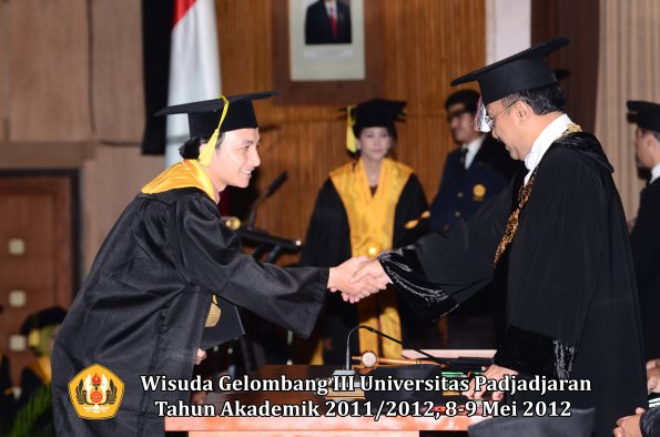 wisuda-unpad-gel-iii-2011_2012-fakultas-ilmu-komunikasi-oleh-rektor-137