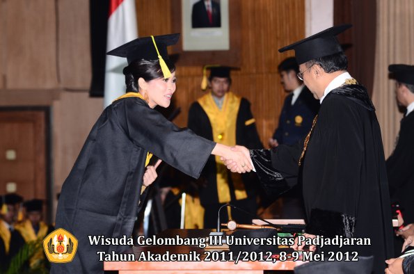 wisuda-unpad-gel-iii-2011_2012-fakultas-ilmu-komunikasi-oleh-rektor-139