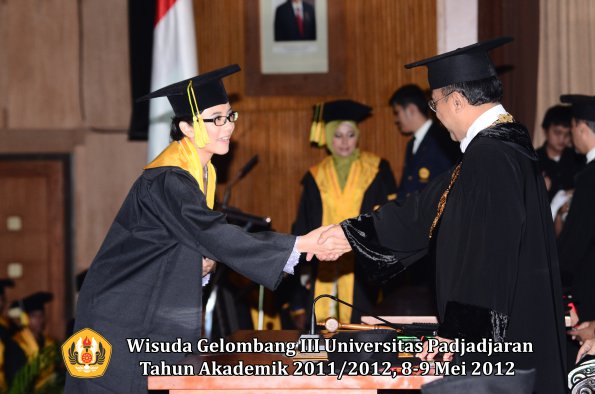 wisuda-unpad-gel-iii-2011_2012-fakultas-ilmu-komunikasi-oleh-rektor-144