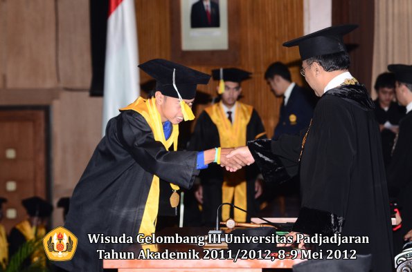 wisuda-unpad-gel-iii-2011_2012-fakultas-ilmu-komunikasi-oleh-rektor-147