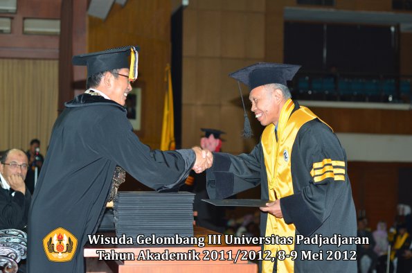 wisuda-unpad-gel-iii-2011_2012-pasca-sarjana-doktor-oleh-direktur-pasca-011