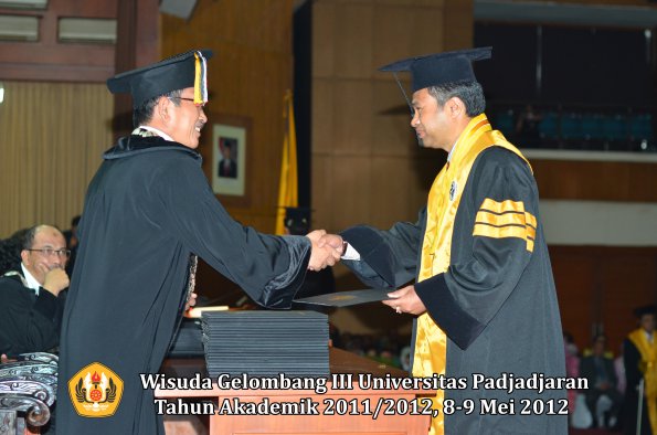 wisuda-unpad-gel-iii-2011_2012-pasca-sarjana-doktor-oleh-direktur-pasca-022