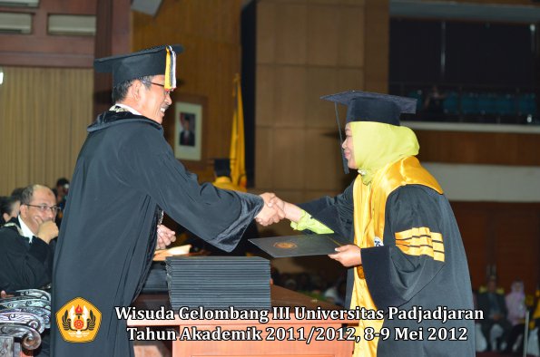 wisuda-unpad-gel-iii-2011_2012-pasca-sarjana-doktor-oleh-direktur-pasca-023