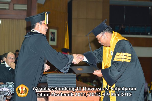 wisuda-unpad-gel-iii-2011_2012-pasca-sarjana-doktor-oleh-direktur-pasca-025