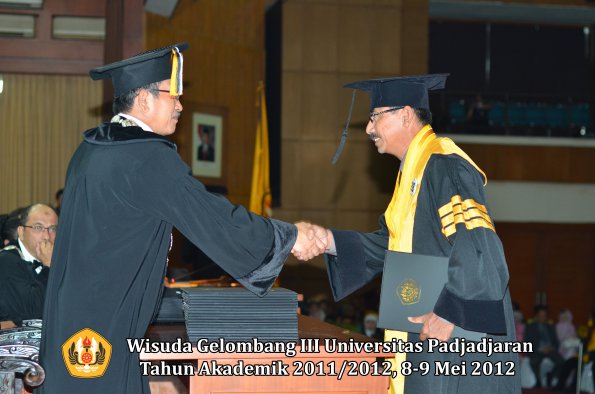 wisuda-unpad-gel-iii-2011_2012-pasca-sarjana-doktor-oleh-direktur-pasca-026