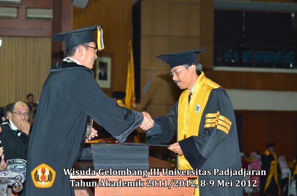 wisuda-unpad-gel-iii-2011_2012-pasca-sarjana-doktor-oleh-direktur-pasca-027