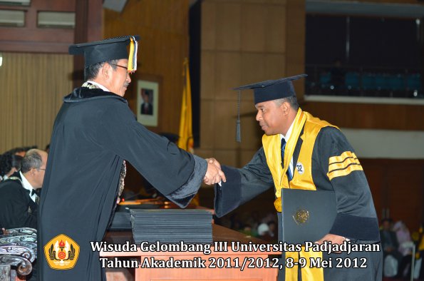 wisuda-unpad-gel-iii-2011_2012-pasca-sarjana-doktor-oleh-direktur-pasca-030