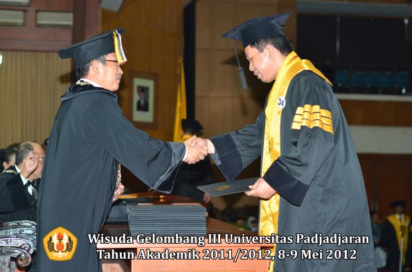 wisuda-unpad-gel-iii-2011_2012-pasca-sarjana-doktor-oleh-direktur-pasca-032