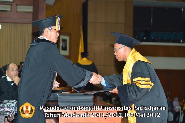 wisuda-unpad-gel-iii-2011_2012-pasca-sarjana-doktor-oleh-direktur-pasca-033