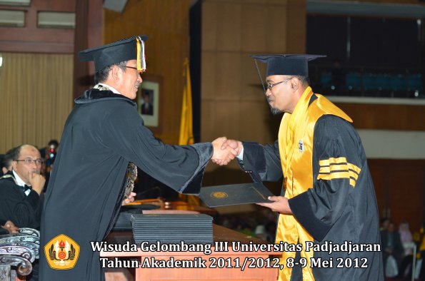 wisuda-unpad-gel-iii-2011_2012-pasca-sarjana-doktor-oleh-direktur-pasca-034