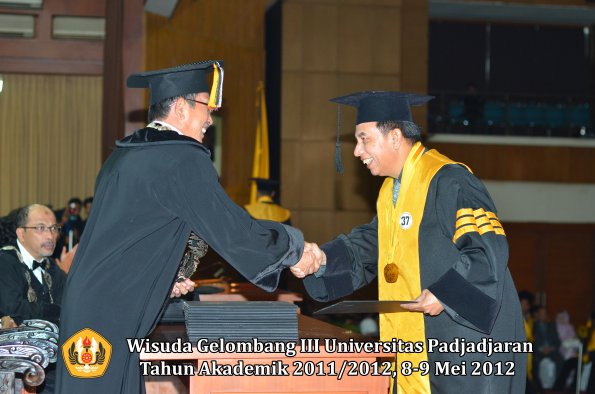 wisuda-unpad-gel-iii-2011_2012-pasca-sarjana-doktor-oleh-direktur-pasca-035