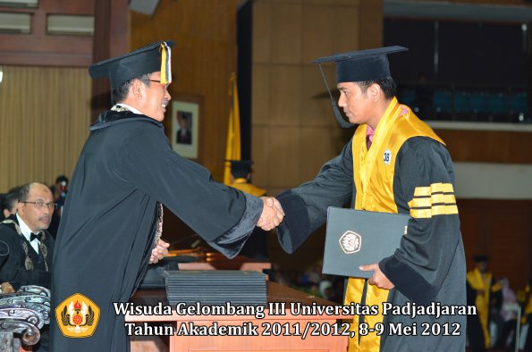 wisuda-unpad-gel-iii-2011_2012-pasca-sarjana-doktor-oleh-direktur-pasca-036