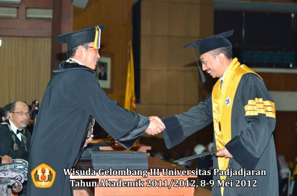 wisuda-unpad-gel-iii-2011_2012-pasca-sarjana-doktor-oleh-direktur-pasca-037