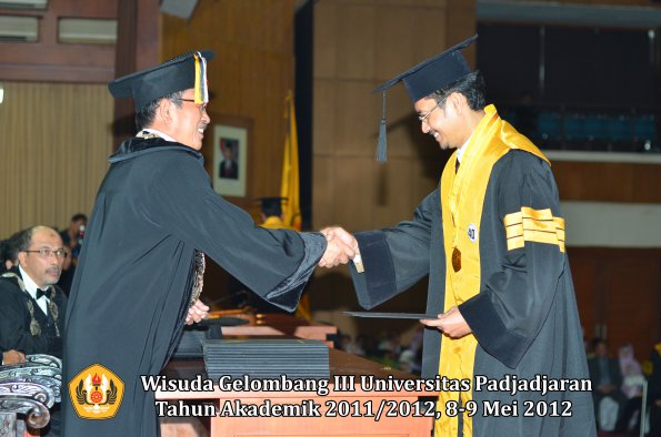 wisuda-unpad-gel-iii-2011_2012-pasca-sarjana-doktor-oleh-direktur-pasca-038