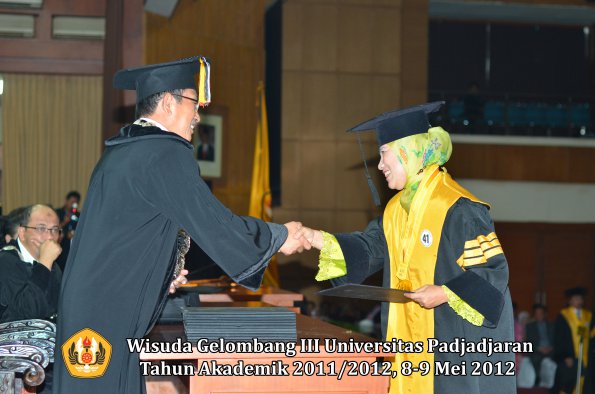 wisuda-unpad-gel-iii-2011_2012-pasca-sarjana-doktor-oleh-direktur-pasca-039