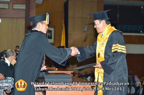 wisuda-unpad-gel-iii-2011_2012-pasca-sarjana-doktor-oleh-direktur-pasca-040