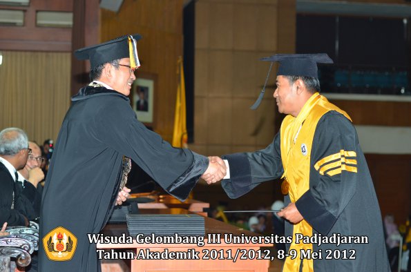 wisuda-unpad-gel-iii-2011_2012-pasca-sarjana-doktor-oleh-direktur-pasca-041