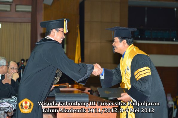 wisuda-unpad-gel-iii-2011_2012-pasca-sarjana-doktor-oleh-direktur-pasca-042