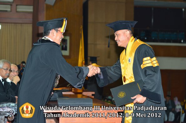 wisuda-unpad-gel-iii-2011_2012-pasca-sarjana-doktor-oleh-direktur-pasca-043