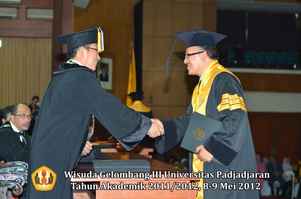 wisuda-unpad-gel-iii-2011_2012-pasca-sarjana-doktor-oleh-direktur-pasca-045