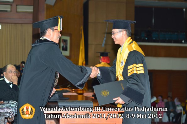 wisuda-unpad-gel-iii-2011_2012-pasca-sarjana-doktor-oleh-direktur-pasca-047