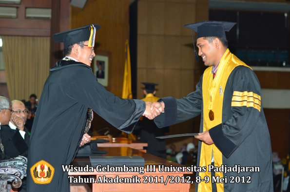 wisuda-unpad-gel-iii-2011_2012-pasca-sarjana-doktor-oleh-direktur-pasca-048