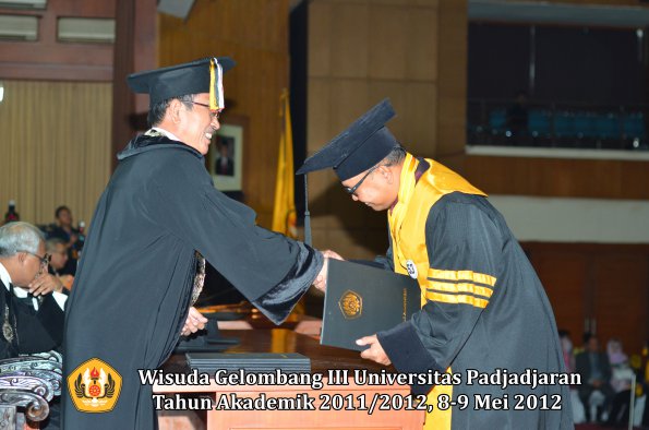 wisuda-unpad-gel-iii-2011_2012-pasca-sarjana-doktor-oleh-direktur-pasca-050