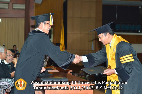 wisuda-unpad-gel-iii-2011_2012-pasca-sarjana-doktor-oleh-direktur-pasca-051