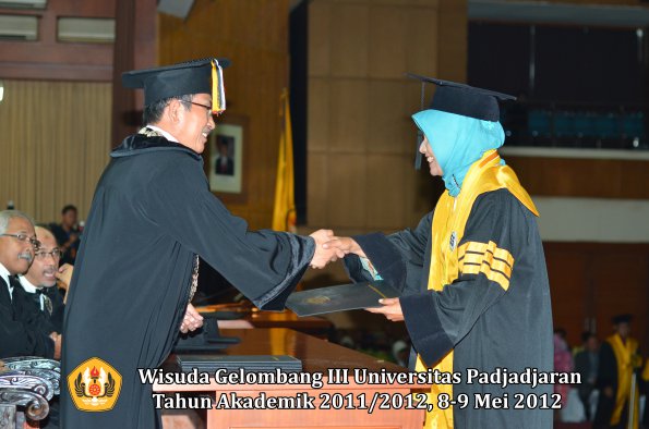 wisuda-unpad-gel-iii-2011_2012-pasca-sarjana-doktor-oleh-direktur-pasca-052