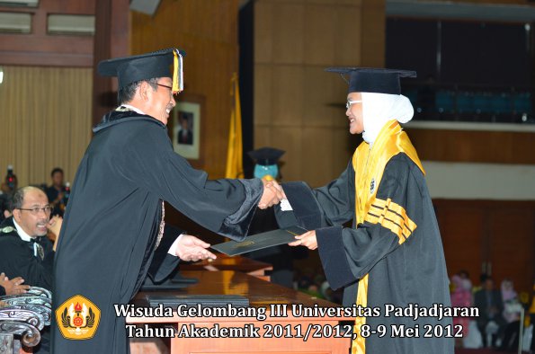 wisuda-unpad-gel-iii-2011_2012-pasca-sarjana-doktor-oleh-direktur-pasca-053