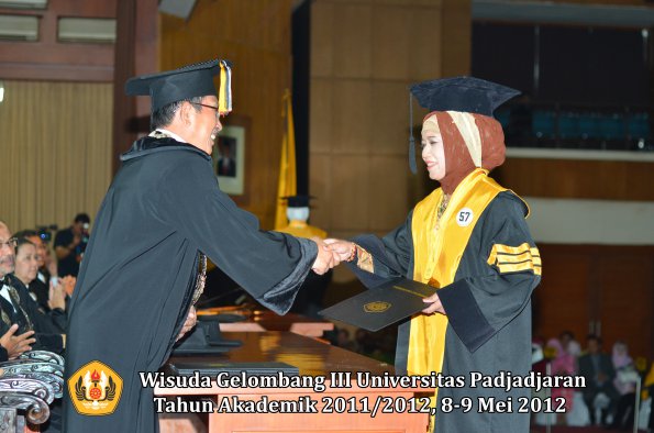 wisuda-unpad-gel-iii-2011_2012-pasca-sarjana-doktor-oleh-direktur-pasca-054