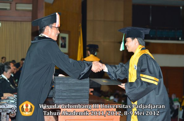 wisuda-unpad-gel-iii-2011_2012-pasca-sarjana-magister-oleh-direktur-pasca-003