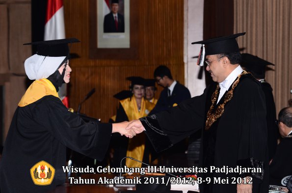 wisuda-unpad-gel-iii-2011_2012-pasca-sarjana-doktor-oleh-rektor-005