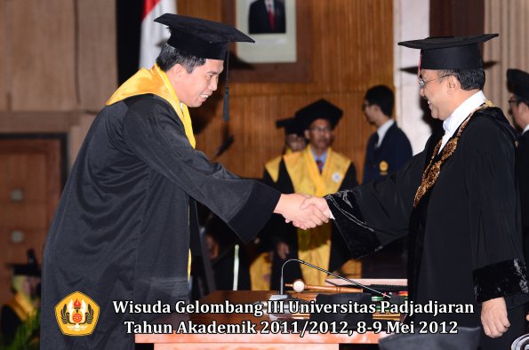 wisuda-unpad-gel-iii-2011_2012-pasca-sarjana-doktor-oleh-rektor-032