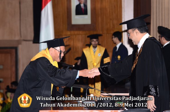 wisuda-unpad-gel-iii-2011_2012-pasca-sarjana-doktor-oleh-rektor-033