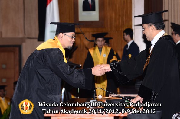 wisuda-unpad-gel-iii-2011_2012-pasca-sarjana-doktor-oleh-rektor-034