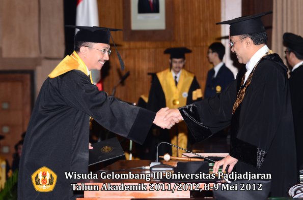 wisuda-unpad-gel-iii-2011_2012-pasca-sarjana-doktor-oleh-rektor-037