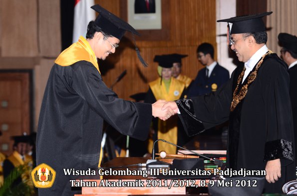 wisuda-unpad-gel-iii-2011_2012-pasca-sarjana-doktor-oleh-rektor-038